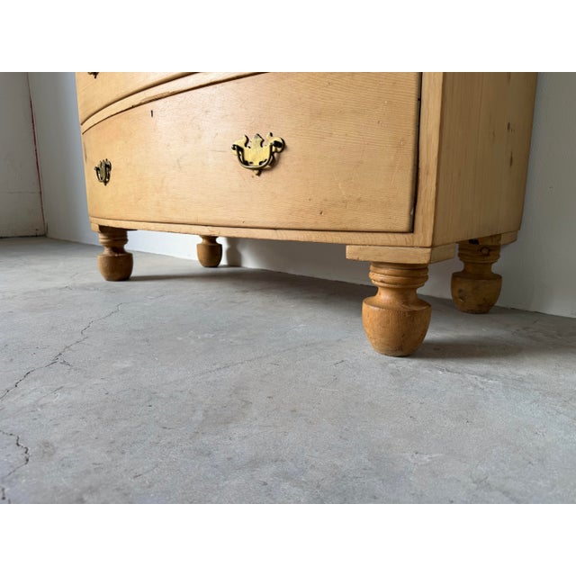 Antique 19th Century English Bow-Front Pine Chest of Drawers With Brass Hardware For Sale In Miami - Image 6 of 12