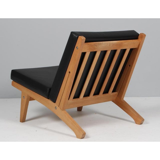 GE-370 Lounge Chair in Oak Frame and Leather by Hans J. Wegner for Getama, Denmark, 1960s For Sale - Image 8 of 9