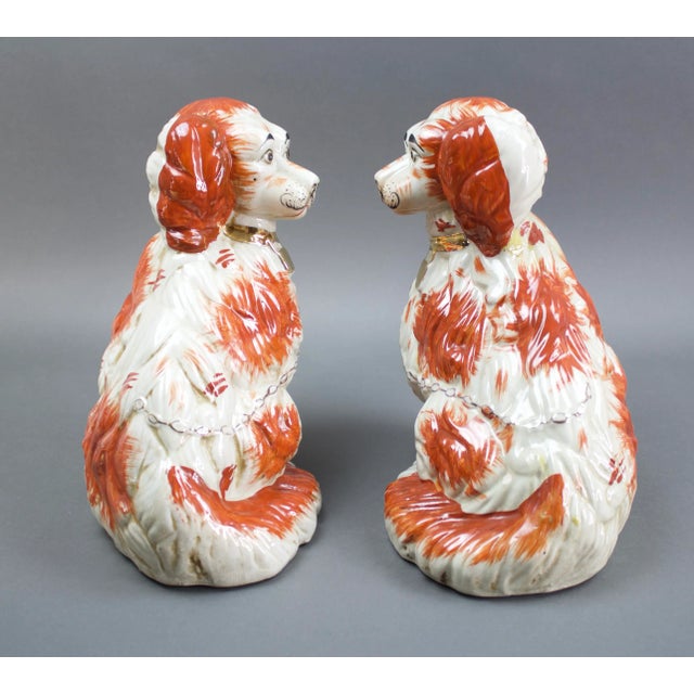 English Pair of Mid 20th Century Staffordshire Red & White Ceramic Mantle Spaniel Dogs Figurines For Sale - Image 3 of 9