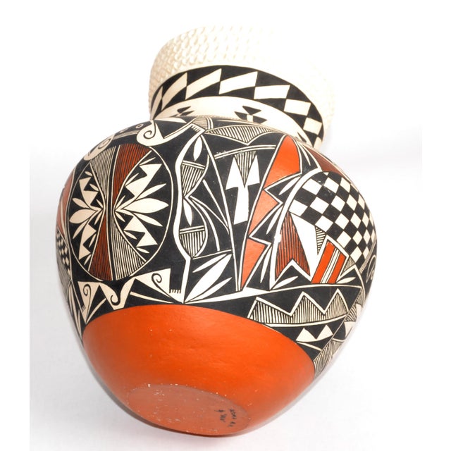 Vallo Native American Vintage Acoma Vase Earthenware Clay Vase Brown White Beige For Sale - Image 11 of 15