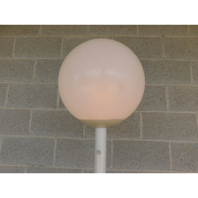 White Vintage Samsonite Mid-Century Modern Floor Lamp For Sale - Image 8 of 10