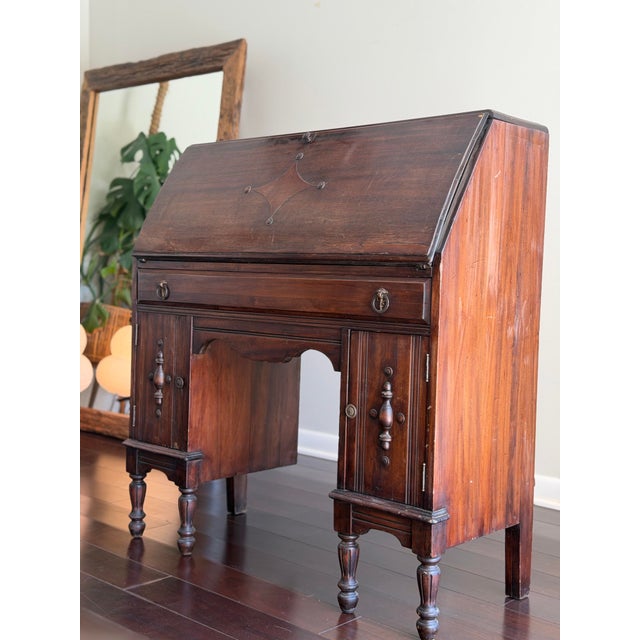 Circa 1930 North-Western Cabinet Co. Master-Craft Mahogany Secretary — Antique Slant-Front Kneehole Desk An exceptionally...