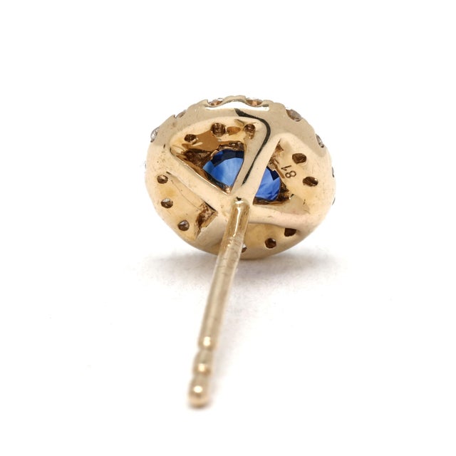 Modern 0.85ctw Diamond and Sapphire Halo Stud Earrings, 14k Yellow Gold, Width 6.8 Mm For Sale - Image 3 of 4