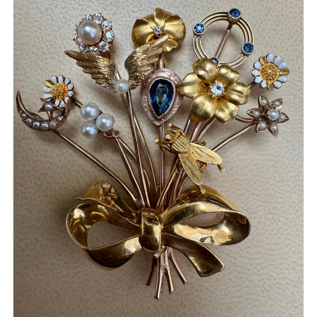 Emerald Bug on A Flower Bouquet Pearl Diamond Brooch /Pin 14 Kt Yellow Gold 17.5 Gm For Sale - Image 8 of 18