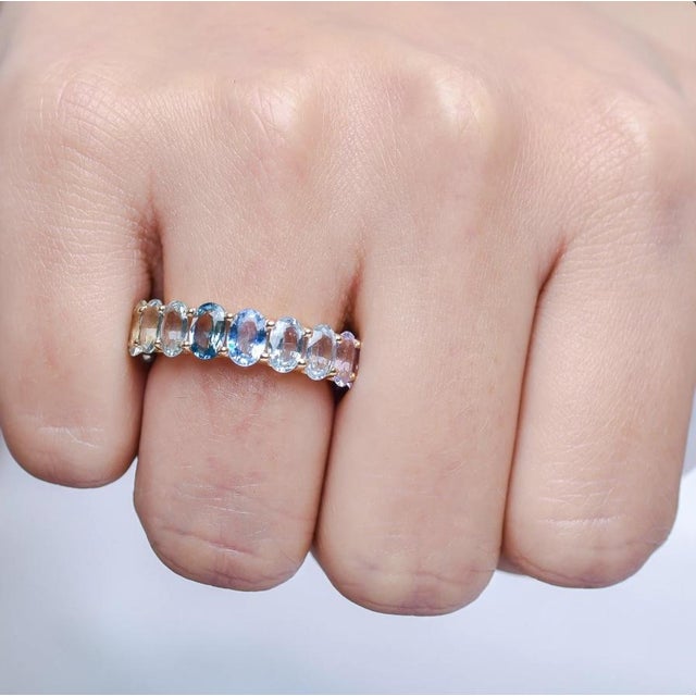 Metal Natural 10.18 cts rainbow sapphire band ring in 18k gold For Sale - Image 7 of 18