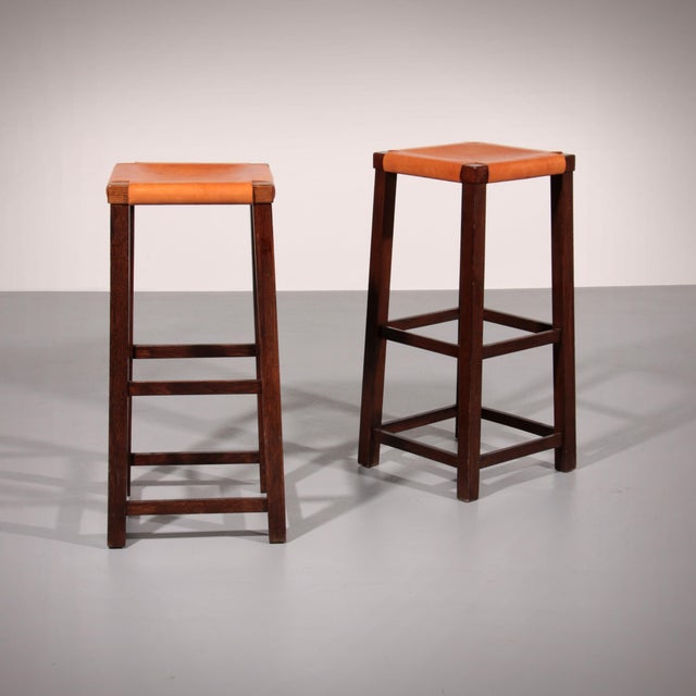Bring warmth, character, and timeless elegance into your interior with this beautiful set of 6 mid century oak bar stools....