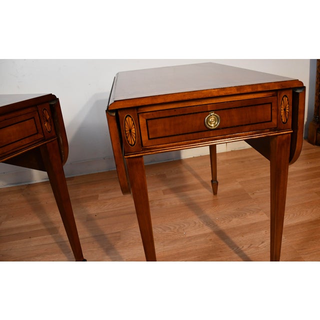 English 1950s Pair of Vintage Hekman Cherry Inlaid Drop-Leaf Pembroke Side Tables / End Tables For Sale - Image 3 of 18