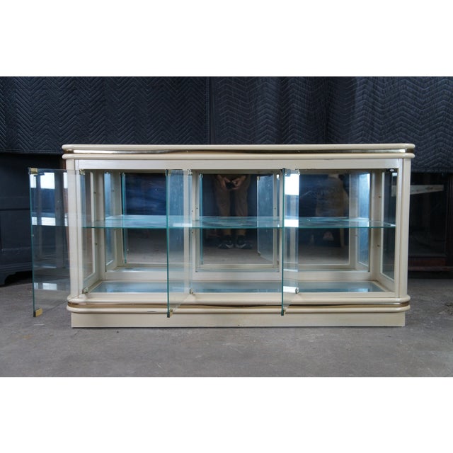 Mid 20th Century Hollywood Regency Off White Illuminated Display Cabinet Console Showcase Curio For Sale - Image 4 of 13