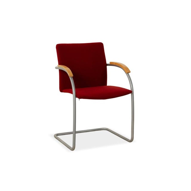The Thonet S78/S79 chair set consists of six chairs. They are upholstered in red fabric and feature striking wooden...