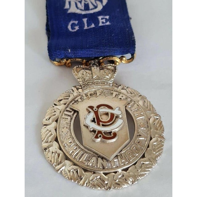 A fine Edwardian British Masonic presentation medallion by the celebrated silversmiths Elkington, crafted in sterling...