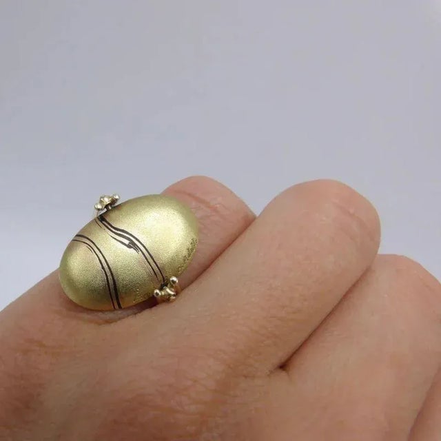 Vintage Carrie Adell 18K & 14K Gold Mokume Pebble Ring Size 4.5 For Sale - Image 9 of 10