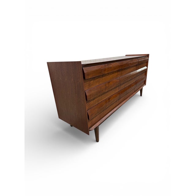 Lane Furniture Mid-Century Modern Lane 1st Edition 9-Drawer Walnut Dresser For Sale - Image 4 of 8