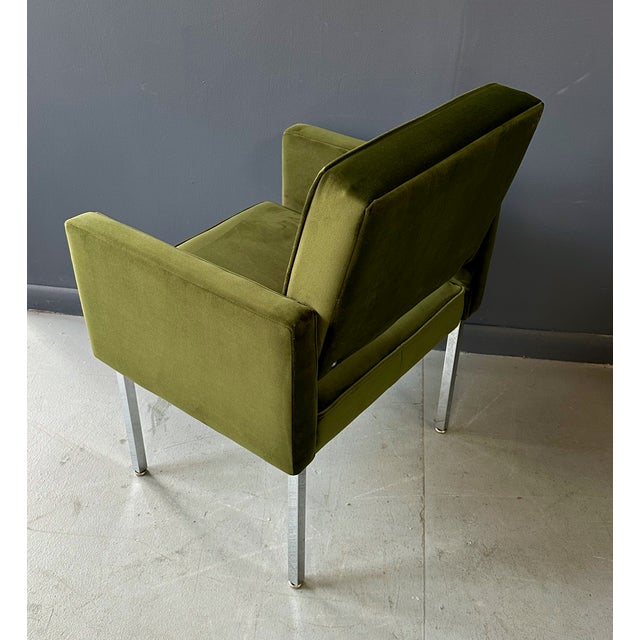 1970s Mid Century Armchair Upholstered in Green Velvet in the Style of Knoll For Sale - Image 4 of 8