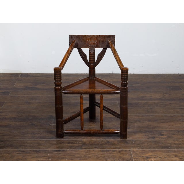Early 20th Century English Turn of the Century Oak Corner Chair with Carved Geometric Back Splat For Sale In Atlanta - Image 6 of 12