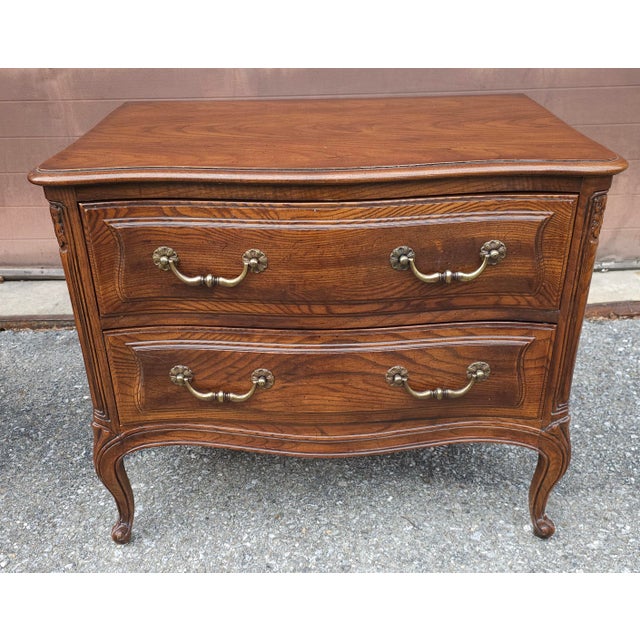 Henredon Mid 20th Century Pair of Henredon Four Centuries Provincial Oak Commode Bedside Chest of Drawers For Sale - Image 4 of 15