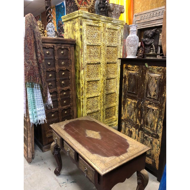 Mid-Century Modern 1920s Brass Clad Console Table – Ornate Rustic Farmhouse Accent Table For Sale - Image 3 of 4