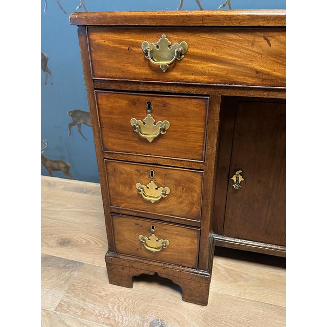 Antique Kneehole Desk in Mahogany For Sale - Image 4 of 11