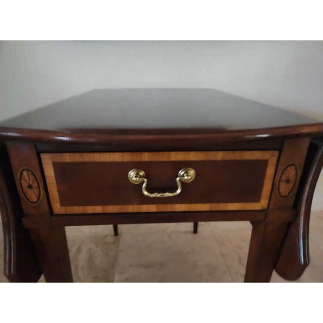 Beautiful Thomasville Mahogany Inlay Drop-Leaf End Table. One dovetail drawer. In very good condition with minor surface...