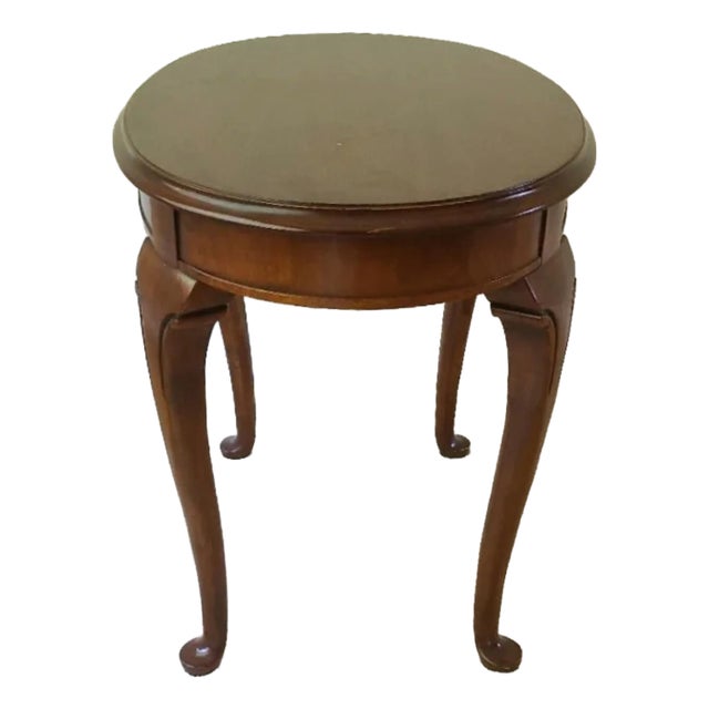 Late 20th Century Drexel Heritage Traditional Cherry Oval Accent Side Table With Queen Anne Legs For Sale