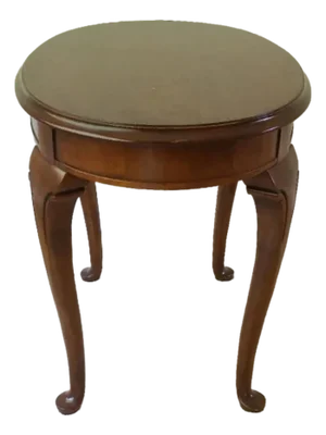 Late 20th Century Drexel Heritage Traditional Cherry Oval Accent Side Table With Queen Anne Legs