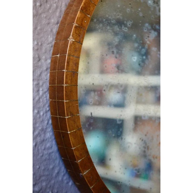with a good finesse, this charming round teak mirror comes from Italy and reflects elegance well. His tain marked by time...