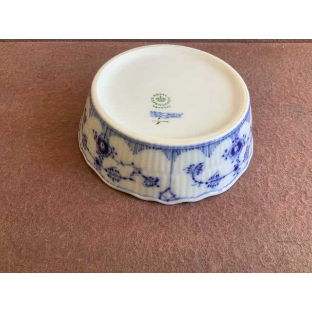 1950s Royal Copenhagen Blue Fluted Ashtray With Scraper (Model Number 1-1) For Sale In Naples, FL - Image 6 of 6