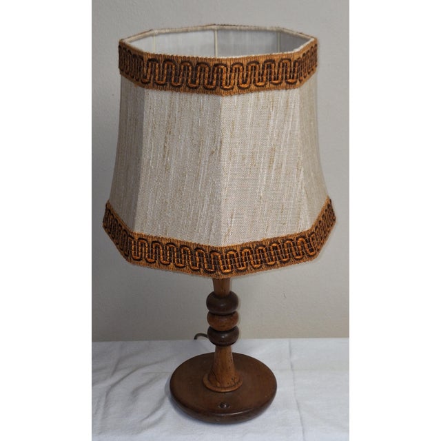 Antique Art Deco German Table Lamp with Turned Base in Maple and Walnut Wood and Beige Fabric Shade, 1920s For Sale - Image 4 of 7