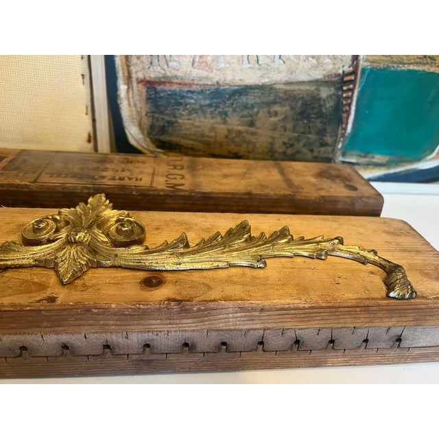 1970s Antique Brass Pediment Center Mount Garlands Cabinet Frame Mount For Sale - Image 5 of 8