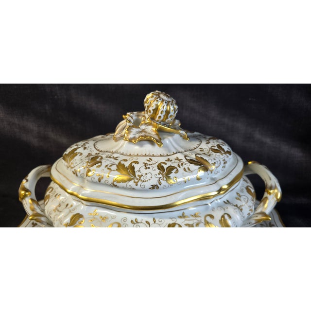 1960s Covered Tureen with Stand in Porcelain with Gilded Vegetal Decoration from Le Tallec, Paris, France, 1960s For Sale - Image 5 of 16