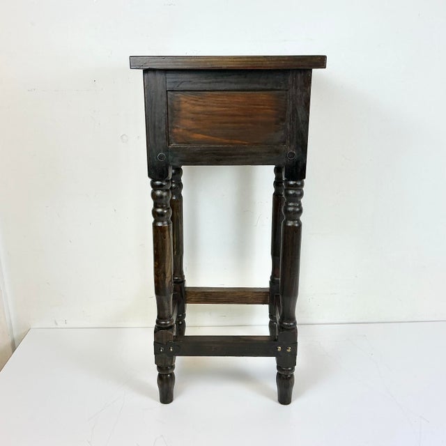 1970s Vintage Arts & Crafts Farmhouse Federal Pine Drinks Table After Ethan Allen Old Tavern. For Sale - Image 11 of 15