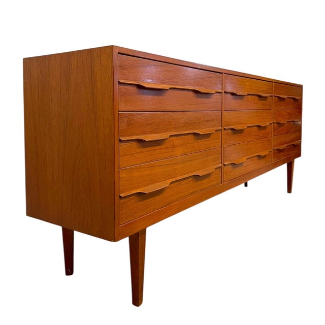 Wood Vintage Mid Century Modern 9 Drawer Long Dresser With Sculpted Drawer Pulls. For Sale - Image 7 of 10