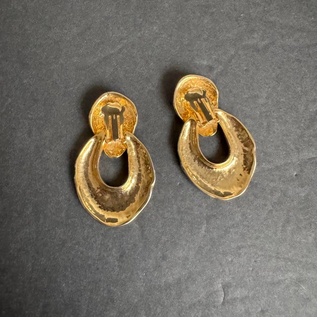 Napier Vintage Chunky Gold Tone Door Knocker Earrings Polished Statement 80s 90s For Sale - Image 4 of 7