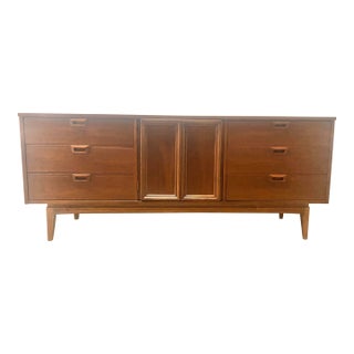 Mid-Century Modern Credenza Attributed to United Furniture . For Sale