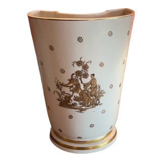 1940s Chinoiserie Ceramic Demilune Vase Lamp in Gold and White For Sale