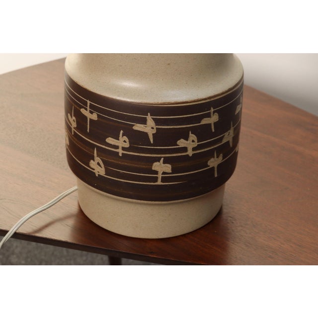 Vintage Gordon and Jane Martz Taupe Ceramic and Walnut Table Lamp With Finial For Sale - Image 14 of 16