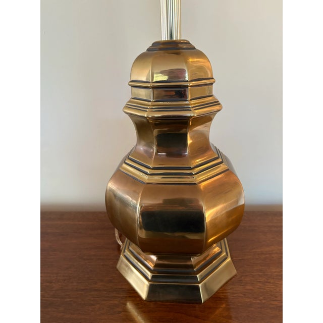 Late 20th Century Late 20th Century Satin Brass Ginger Jar Style Chinoiserie Lamp With Maroon Octagonal Shade For Sale - Image 5 of 10