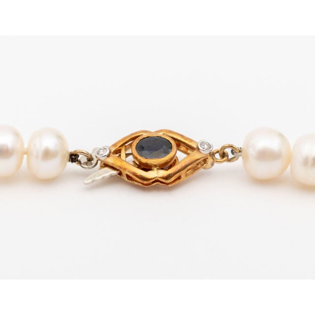 Classic Freshwater Pearl 18k Yellow Gold Sapphire and Diamond Necklace For Sale In New York - Image 6 of 8