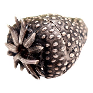 Strawberry-Shaped Box with Reliefs and Applications For Sale