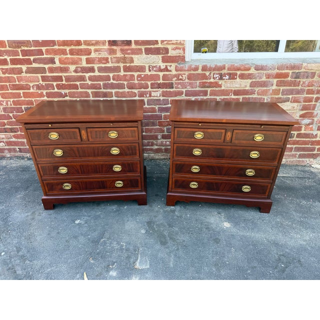 American Pair of L Hekman Copley Place Georgian Chippendale Style Inlaid Mahogany Chest of Drawers / Nightstands For Sale - Image 3 of 18