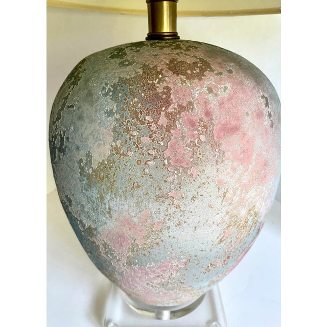 1980s Postmodern Metal and Lucite Pink Blue Table Lamp For Sale - Image 4 of 13