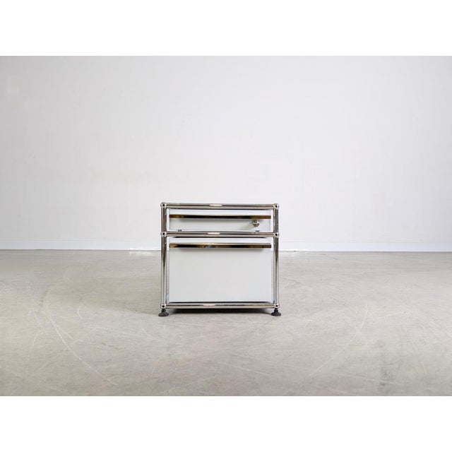 Beautiful, small USM Haller mobile pedestal in white/light gray for sale. This small office cabinet fits perfectly under a...