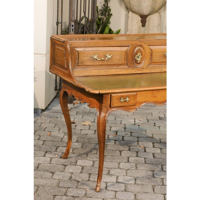 French French 1800s Louis XV Style Walnut Desk with Green Leather and Lifting Panel For Sale - Image 3 of 11