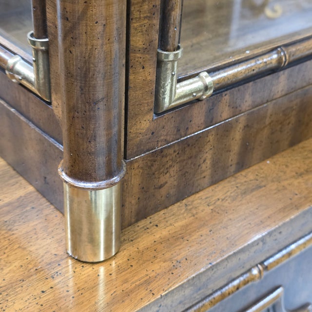 Brown Pair of Mid 20th Century Weiman Faux Bamboo Burl Pagoda Vitrines [Unsigned] For Sale - Image 8 of 9