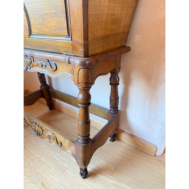 Early 20th Century French Provincial Walnut-Veneer Dough Bin (Pétrin) Console, Early-Mid 20th C. Louis XIII Style For Sale - Image 5 of 18