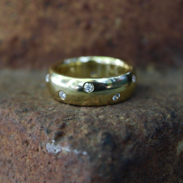 Metal 1990s 18k Gold Diamond Etoile Donut Band, Size 8 For Sale - Image 7 of 8