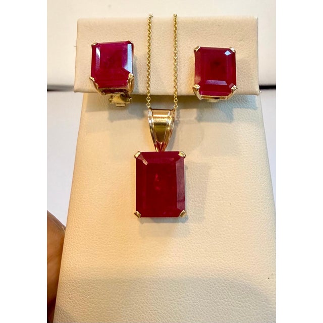 Metal 24 Carat Cushion Cut Treated Ruby Earring & Pendant Set 14 Kt Yellow Gold Chain For Sale - Image 7 of 8