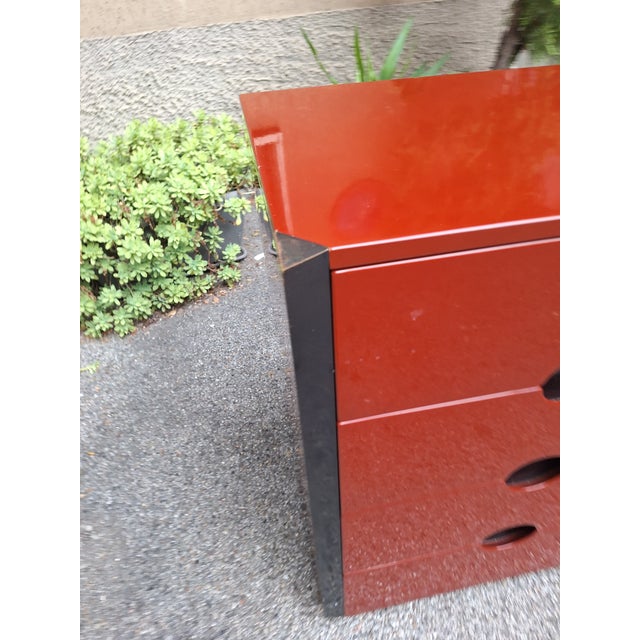 Azucena Como Bedside Tables MB3 Model in Red Lacquer and Burnished Brass by Luigi Caccia Dominioni for Azucena, 1970s, Set of 2 For Sale - Image 4 of 9