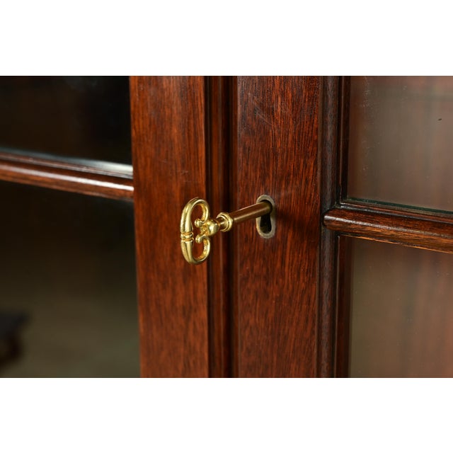 Henkel Harris Georgian Carved Mahogany Lighted Breakfront Bookcase Cabinet For Sale - Image 11 of 18
