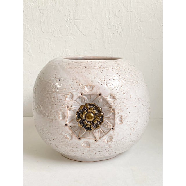 Bitossi Mid Century Aldo Londi for Bitossi White Medallion Vase 1960s For Sale - Image 4 of 7
