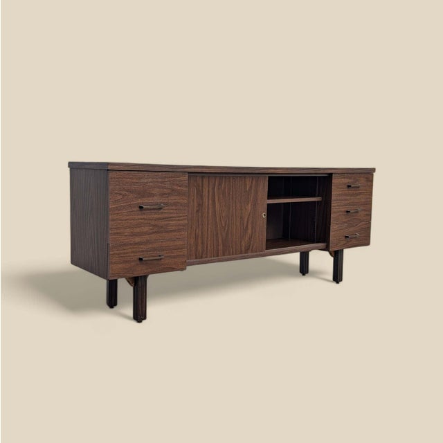 1970s Mid-Century Walnut-Grain Laminate Credenza For Sale In Los Angeles - Image 6 of 18